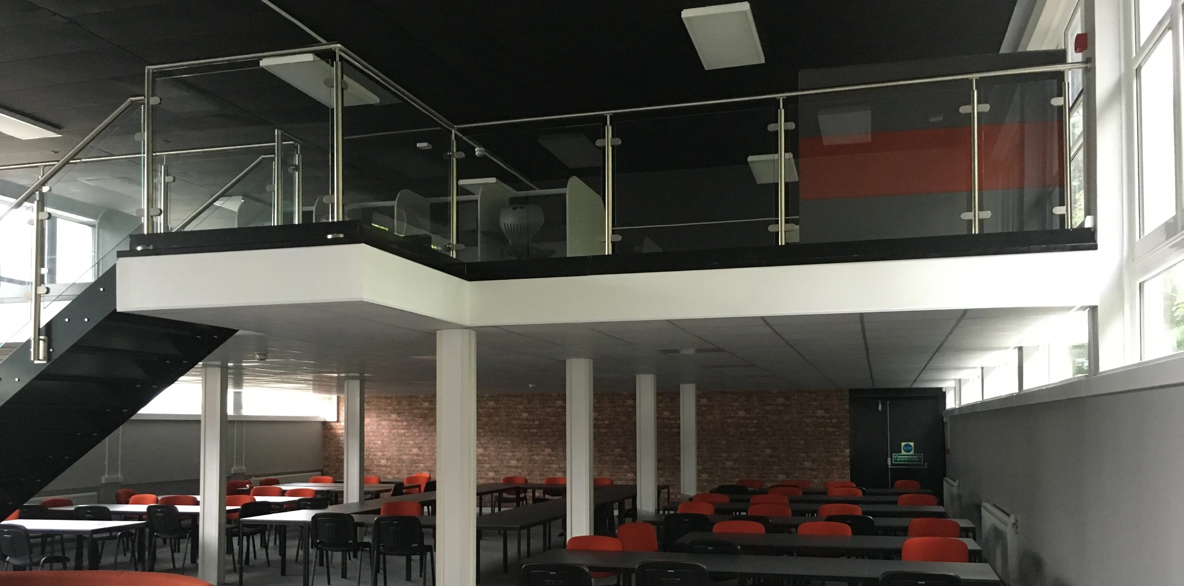 Retail mezzanine floor | Mezzanine floor in a relaxing area.