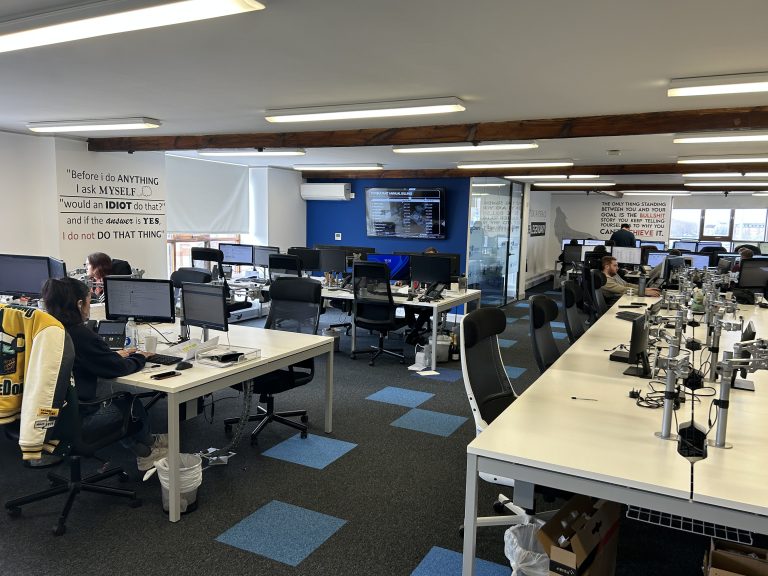 Consortio - Office space with desks and chairs