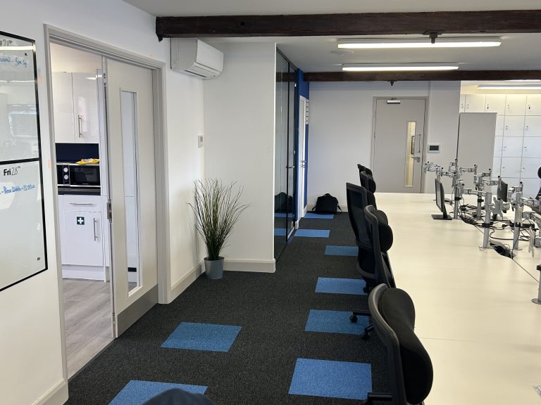 Consortio - Office space with desks and chairs