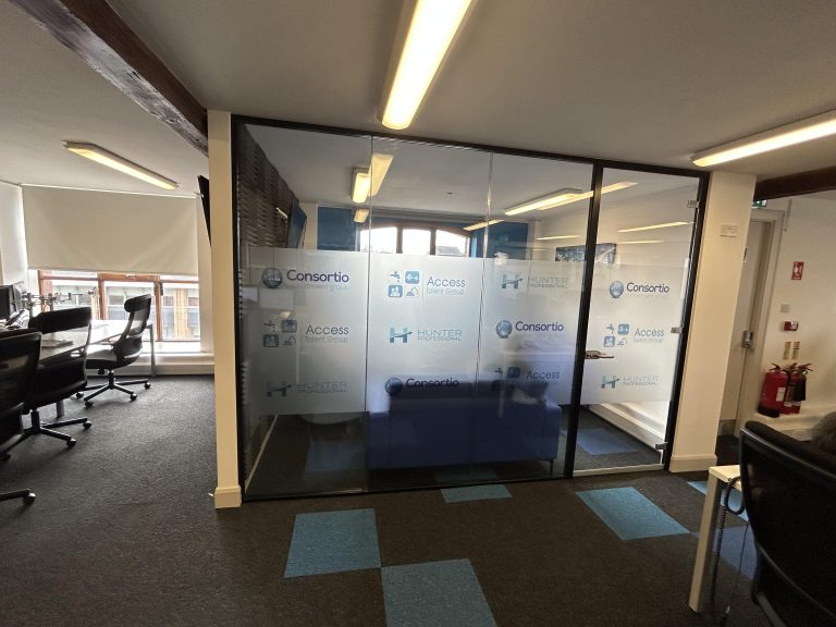 Consortio - Glass partition break room