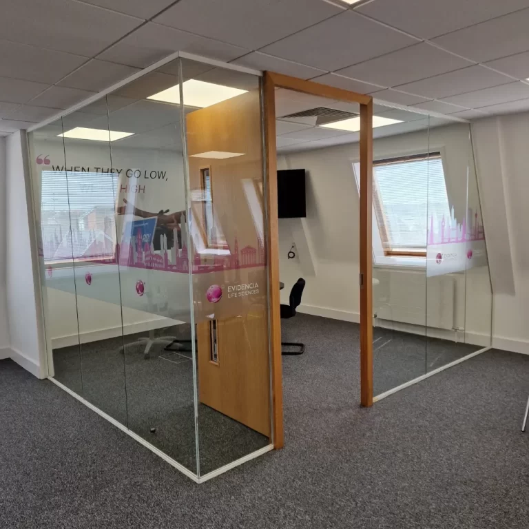 Evidencia | Meeting room with glass walls